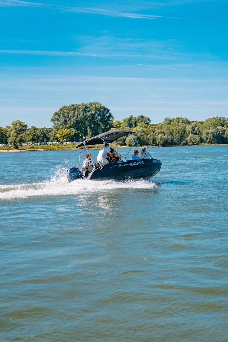 SeaStorm 17 speeding on plane on the Rhine with multiple people on board